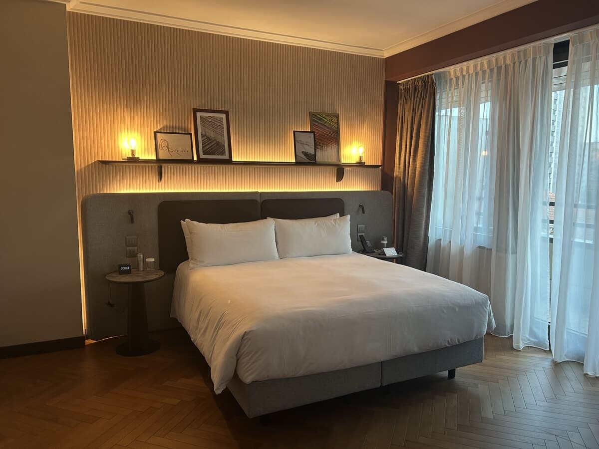 Camere ristrutturate, un bistrot "alla milanese" e la magica terrazza estiva: com'è l'hotel Hilton di Milano dopo il restyling