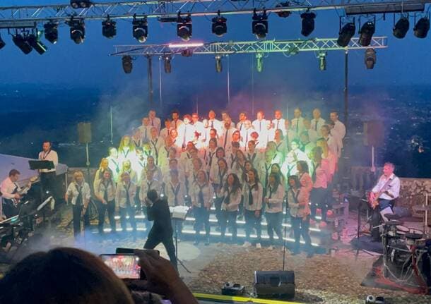 Varese - Il John Paul II Choir chiude una stagione incredibile con un concerto mozzafiato dalla terrazza del Mosè al Sacro Monte -  - Varese News