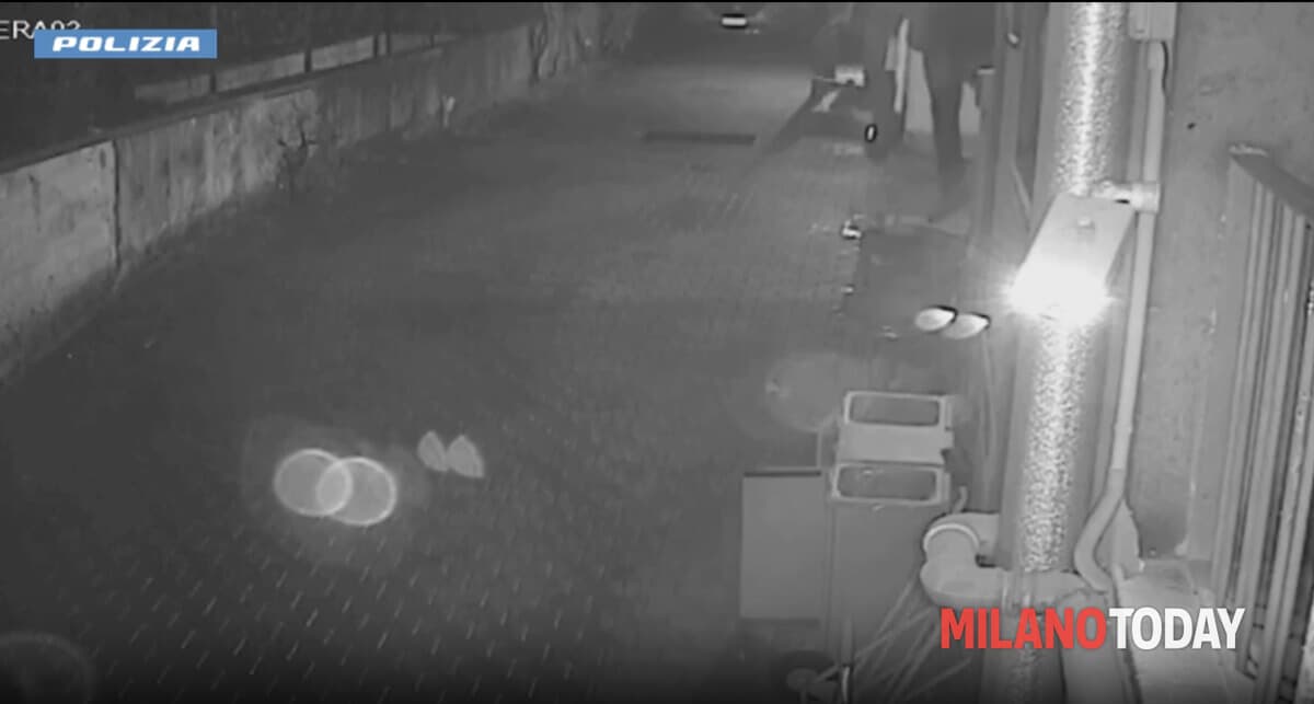 Prima la scusa, poi il colpo e la fuga in monopattino: turista scippato dello smartphone ai Navigli