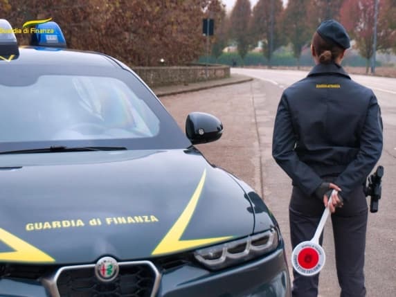Como, furbetti del cartellino: denunciati un uomo e una donna, andavano a fare la spesa o shopping in Svizzera con l’auto del Comune