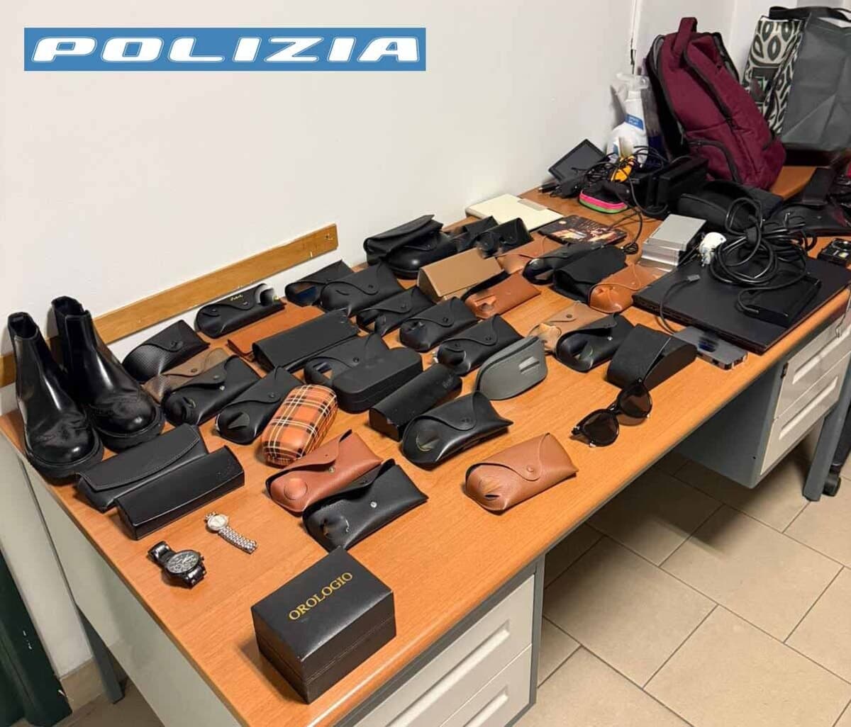 Il 'trucco' delle auto in sosta tra Milano e l'hinterland: presi due fratelli, in casa 37 occhiali, borse e vestiti rubati