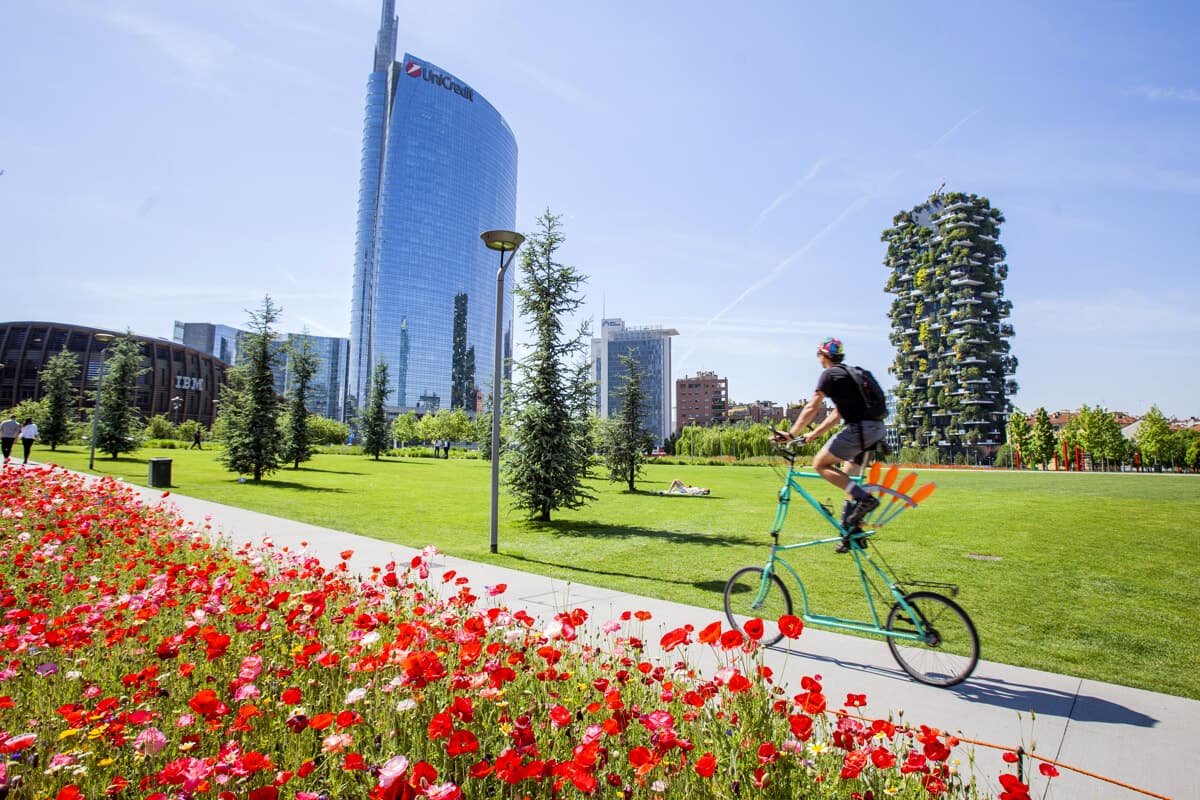 Meteo Milano, tregua dal caldo afoso: weekend stabile con qualche pioggia prima del nuovo picco