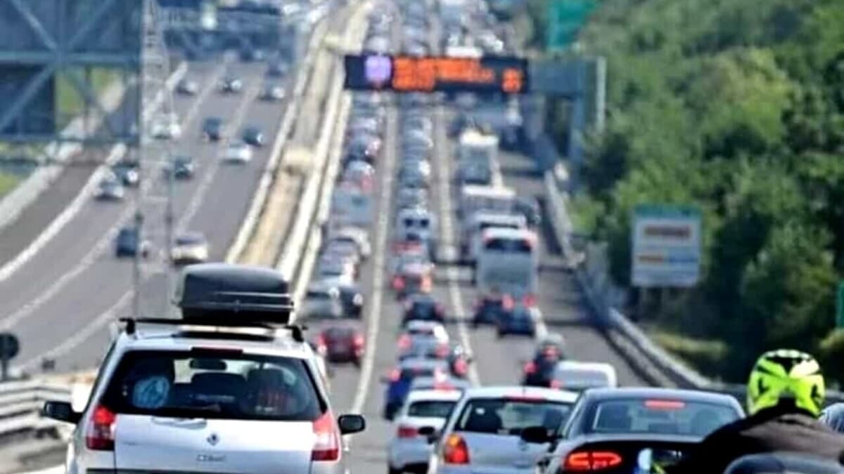 Esodo di Ferragosto, oltre 24 milioni di auto in viaggio: cantieri sospesi e bollino rosso per partenze e rientri
