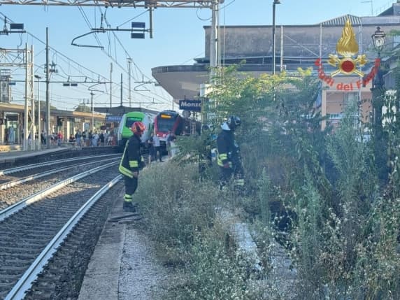 Monza, incendio vicino ai binari alla stazione: treni cancellati e disagi sui collegamenti tra Milano, Como, Lecco, Sondrio e Ponte San Pietro