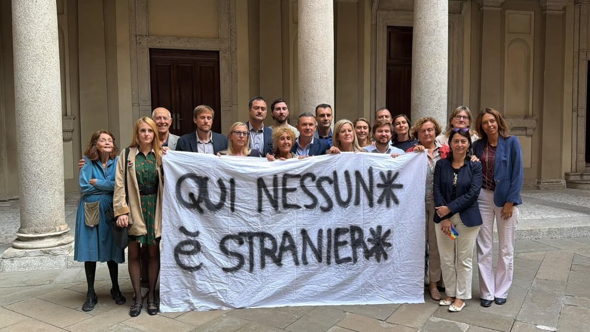 Tetto alunni stranieri, la maggioranza espone lo striscione a Palazzo Marino: "Qui nessuno è straniero"