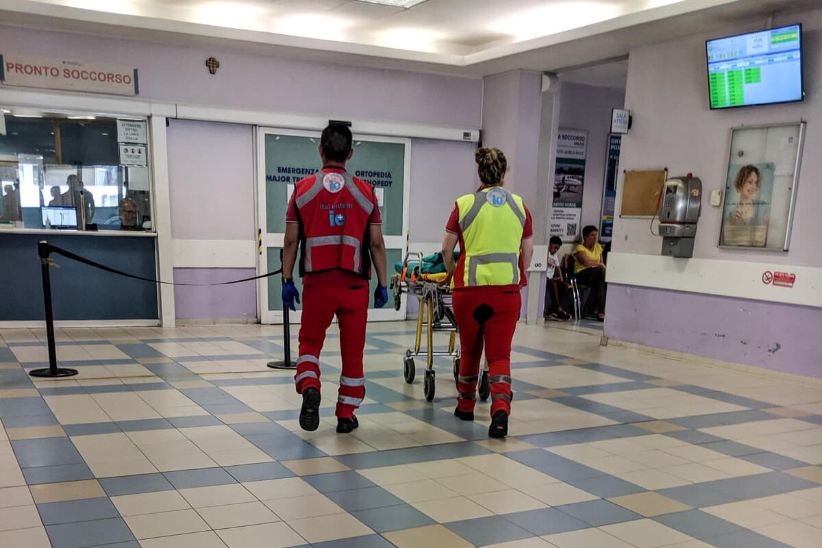 Pronto soccorso più affollati per il caldo a Milano, l'allarme di Pregliasco: "Colpiti anche i giovani sani"