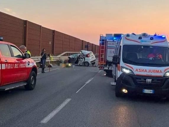 Mantova, frontale tra un'auto e un Tir sulla strada statale che porta a Brescia: muore 19enne. Traffico bloccato per ore
