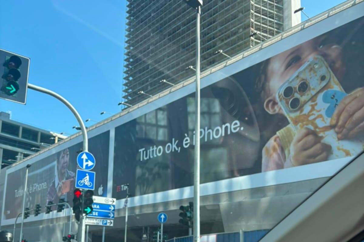 Il maxi cartellone del bimbo con lo smartphone fa discutere: scatta la segnalazione all'Agcom