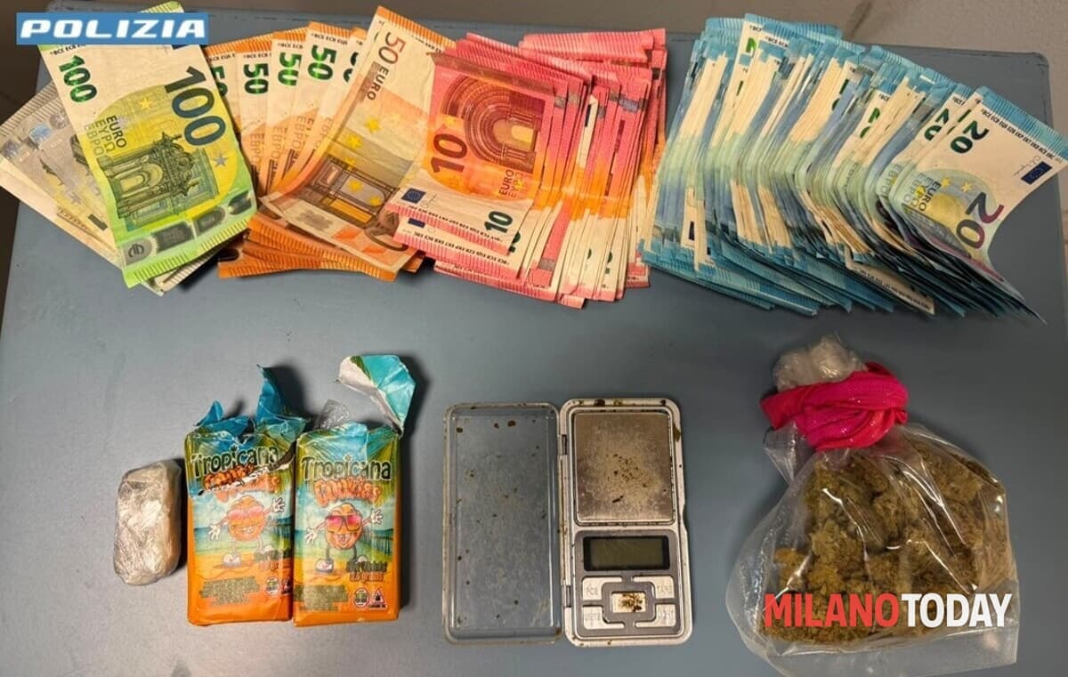 Droga nascosta tra i biscotti nel frigorifero: blitz della polizia in un appartamento a Milano