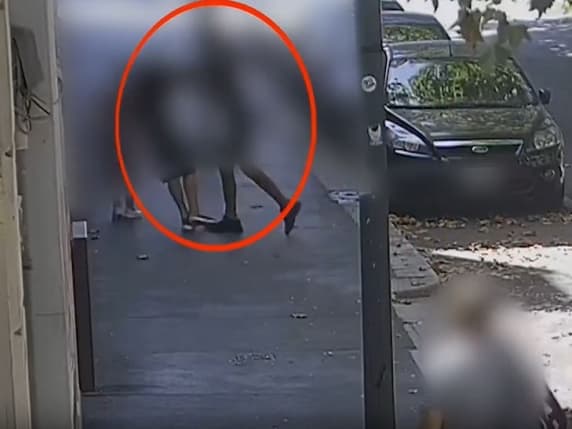 Milano, segue una coppia di anziani e getta a terra un 86enne invalido per strappargli la catenina: arrestato 27enne