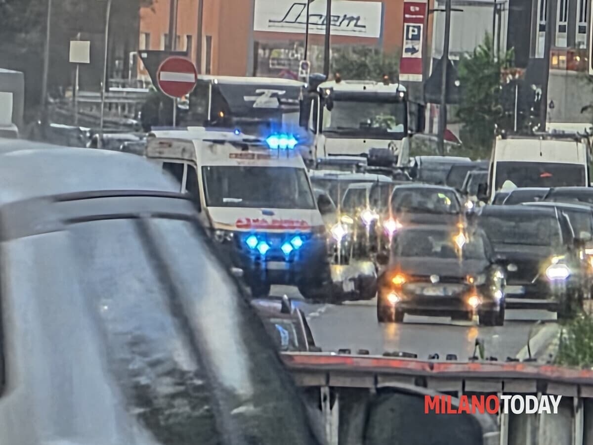 Incidente tra auto e moto: cavalcavia di Corvetto paralizzato e oltre un chilometro di coda