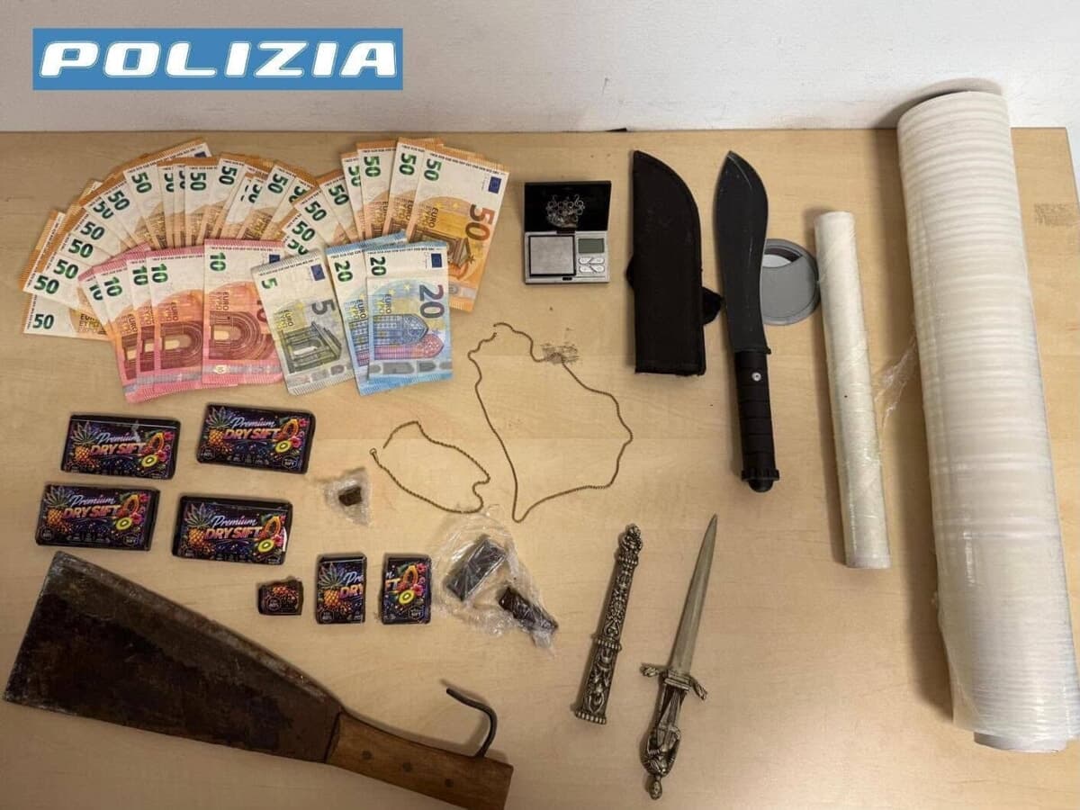 Strappano la catenina a una donna, arrestati in monopattino: nel covo nel Milanese trovati machete, droga e soldi