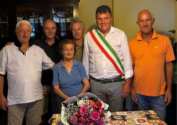 Taino - Taino festeggia i cento anni di Lina Bottin: una delle ultime “ragazze” che votò nel 1946 - Archivio - Varese News