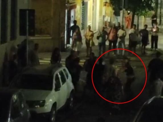 Sesto San Giovanni, urla e caos al Rondò: la maxi rissa finisce con l'aggressione agli agenti della Locale. Decine di persone coinvolte