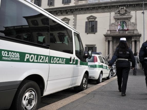 Milano, ventunenne aggredita a pugni e calci dall'amico. «Era ossessionato da me». Botte anche alla madre e a un'amica. Arrestato dalla polizia locale