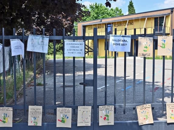 Caslino, la scuola (inaugurata da Valditara) sempre chiusa: è stata ristrutturata ma cade a pezzi. «Spesi 900 mila euro»