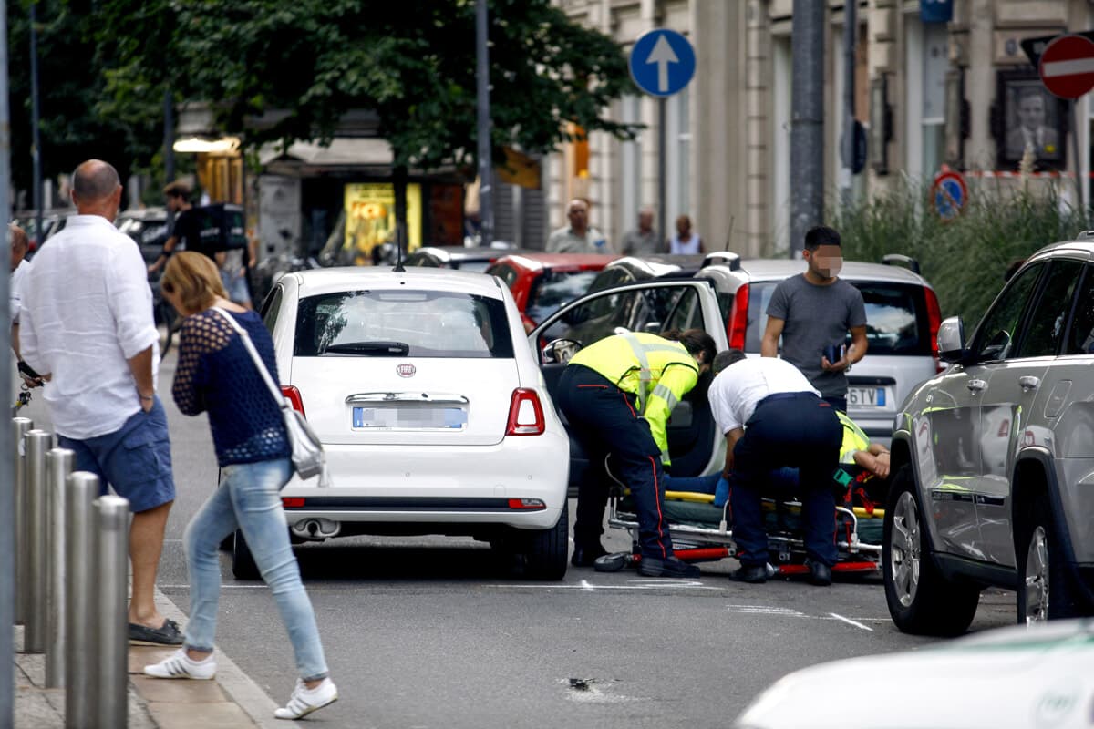 Un bambino di 6 anni investito da un'auto in strada: corsa in ospedale a Monza