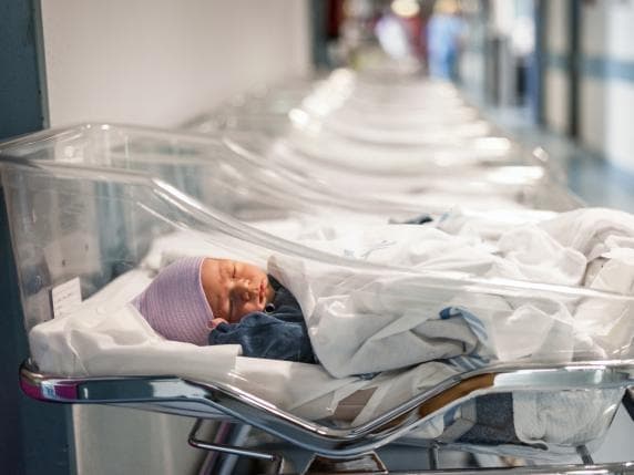 Milano e la denatalità: duemila nati in meno in 7 anni. Un neonato su cinque ha il doppio cognome, uno su quattro ha madre straniera
