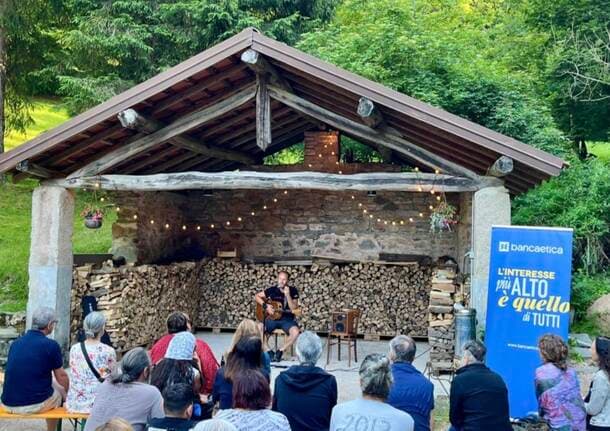 Marzio - Alessandro Sipolo incanta Marzio: il Crotto San Filippo fa il pieno di pubblico -  - Varese News