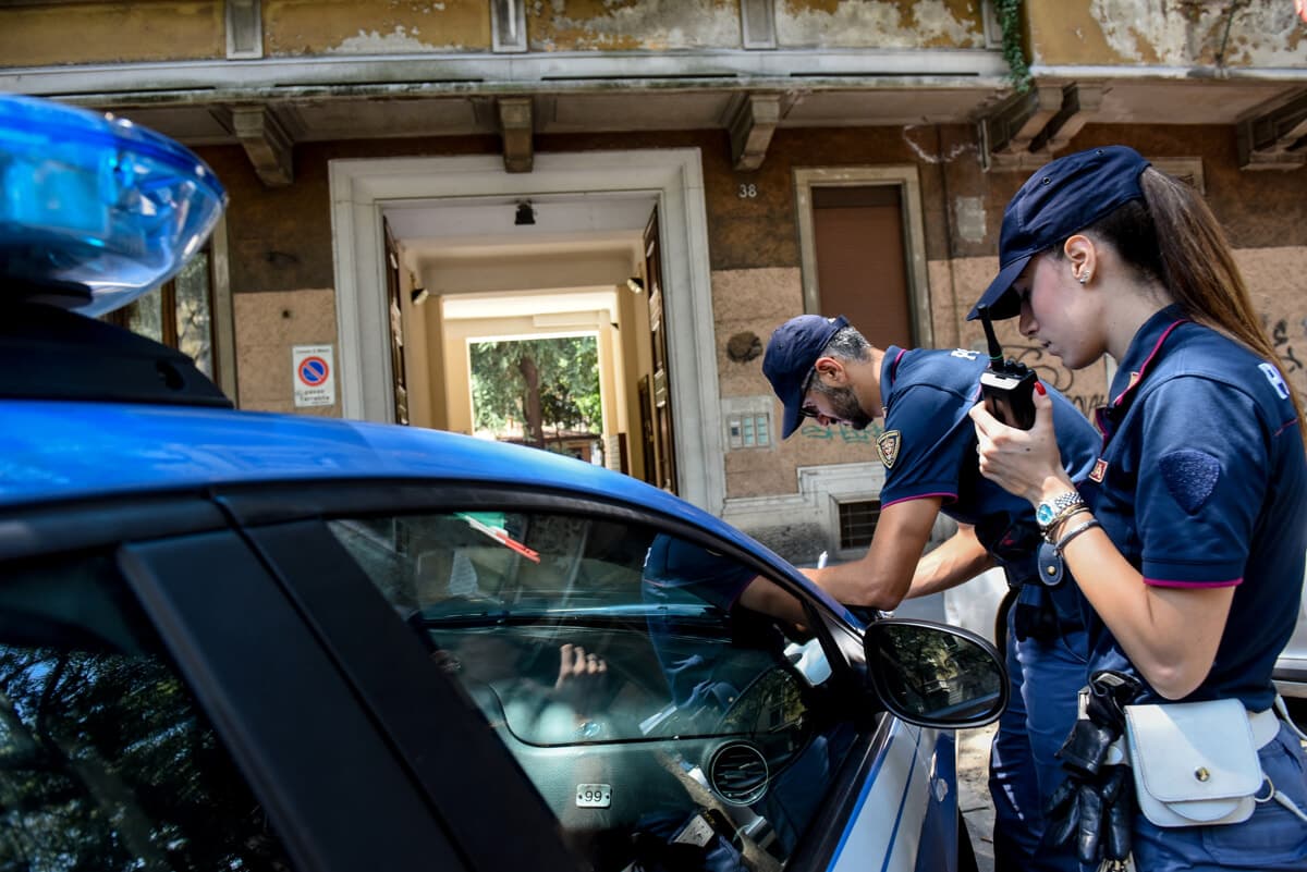 Viale Misurata, scatta il controllo al furgone: tra il materiale elettrico spuntano 57 chili di cocaina