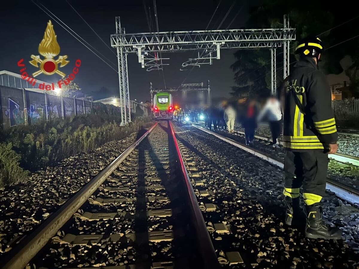 Persona travolta da un treno nei pressi di una stazione: traffico ferroviario bloccato