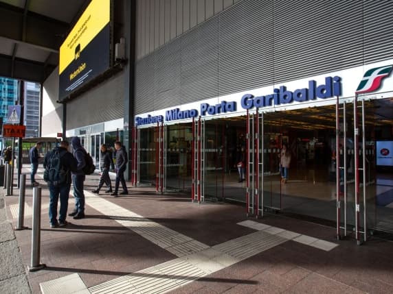 Milano, principio di incendio alla stazione Garibaldi: colonne di fumo da un binario. Ritardi ai treni
