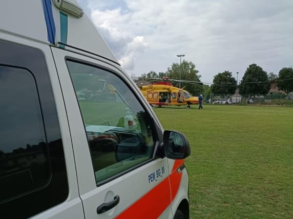 Varese, un'anziana rimane infilzata nell'inferriata di casa. Con ferite gravi alle gambe viene portata in elicottero all'ospedale