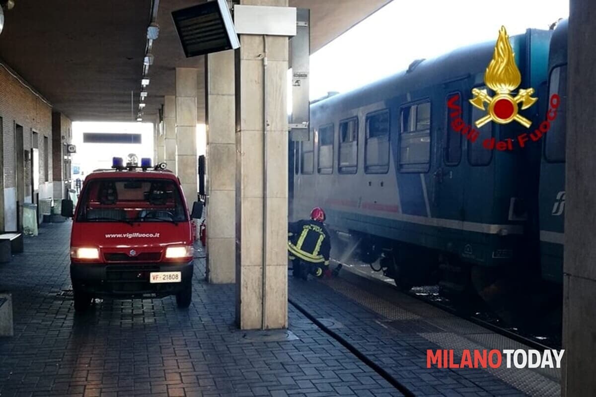 Fumo dai cavi della ferrovia: arrivano i vigili del fuoco, treni cancellati