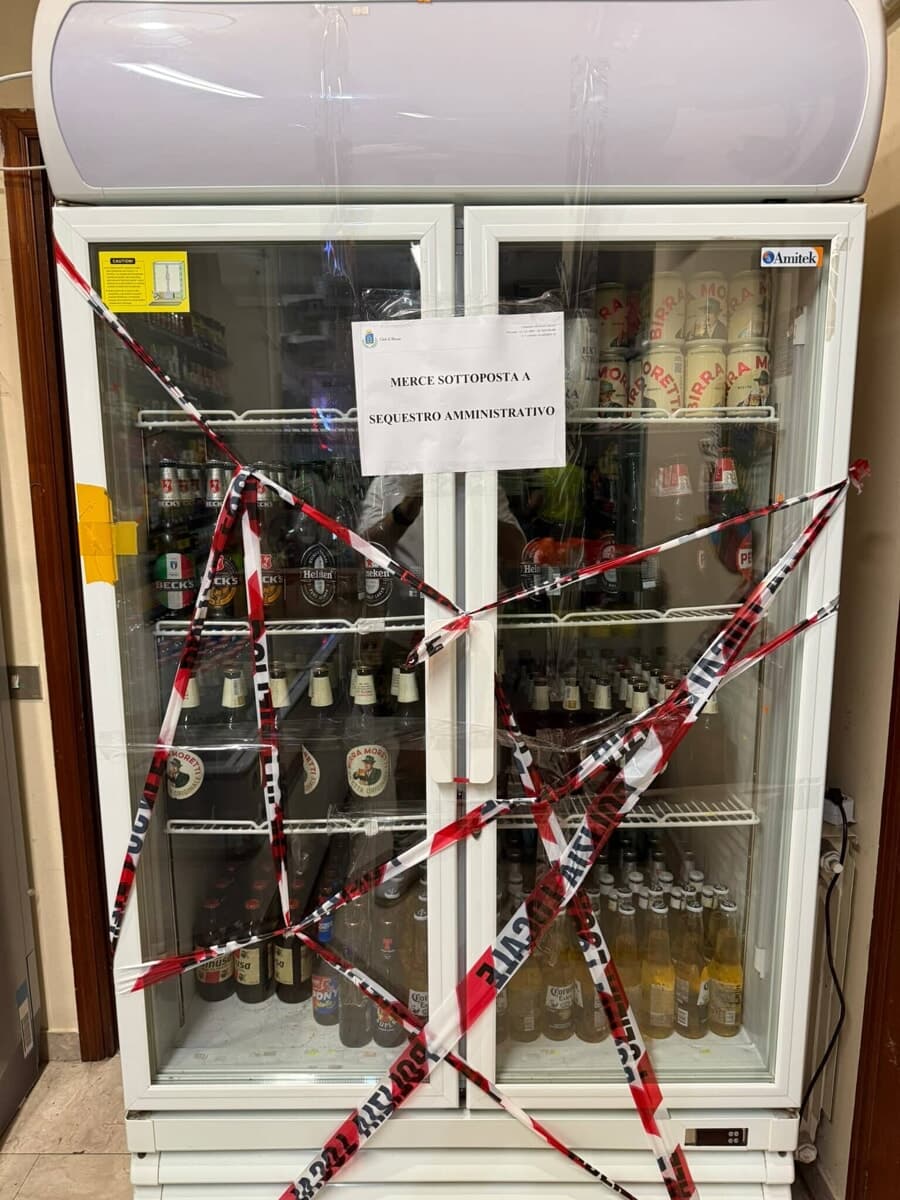 Perché la polizia locale ha sequestrato quasi mille birre in quattro minimarket