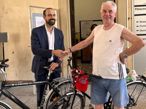 Pavia, le due biciclette rubate e ritrovate in una mattina: il bel gesto di un pensionato e la riconoscenza del sindaco