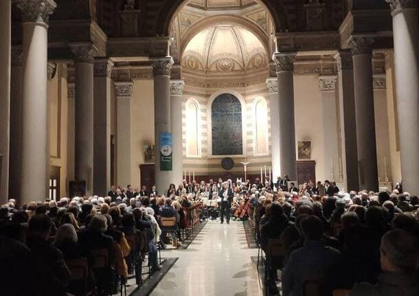 Busto Arsizio - “Musica e solidarietà”: il Natale di Amadeus conquista anche Busto Arsizio -  - Varese News