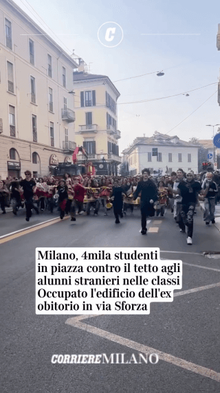 Milano, 4mila studenti in piazza contro il tetto agli alunni stranieri nelle classi. Occupato l'edificio dell'ex obitorio in via Sforza
