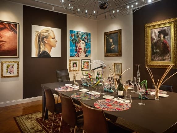Stasera a cena con Warhol, Dalì e Modigliani: quel «Tavolo Unico» è un museo apparecchiato