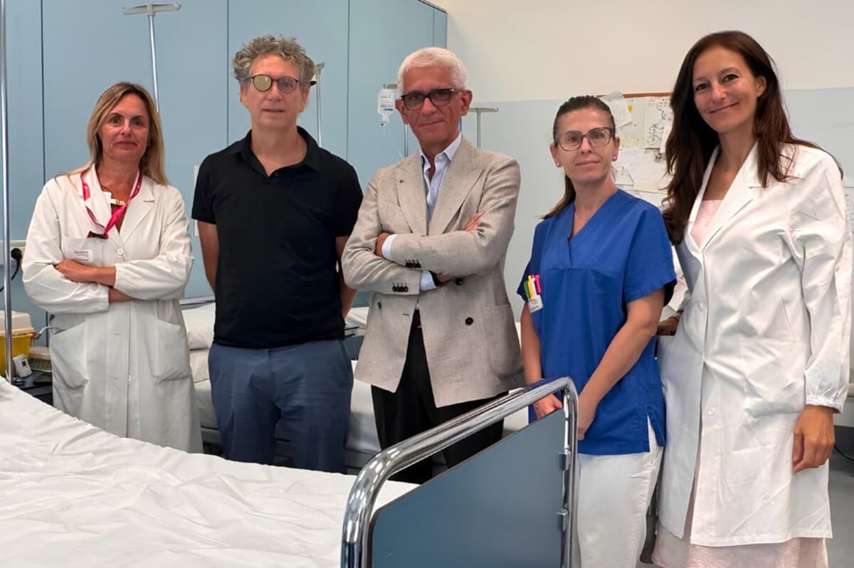 Addio alla chirurgia per la malattia degli occhi e della tiroide: a Milano somministrato il nuovo farmaco al primo paziente
