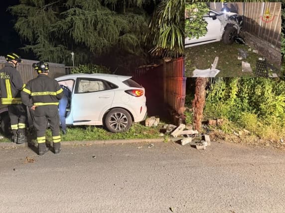 Monza, non si fermano all'alt dei vigili e si schiantano con l'auto contro il convento delle suore missionarie di via Previati