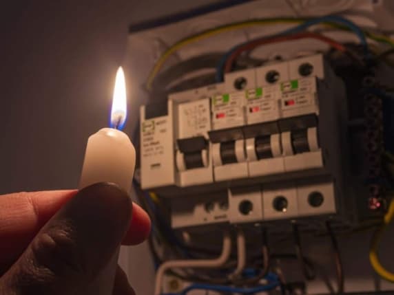 Blackout prolungati, senza elettricità a Sesto San Giovanni e a Rondò: «Evitate di prendere l’ascensore». E il caso a Novate: da 16 ore manca la luce