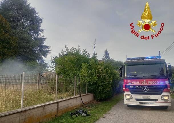 Cislago - Incendio nel giardino di casa a Cislago, intervengono i vigili del fuoco - Archivio - Varese News