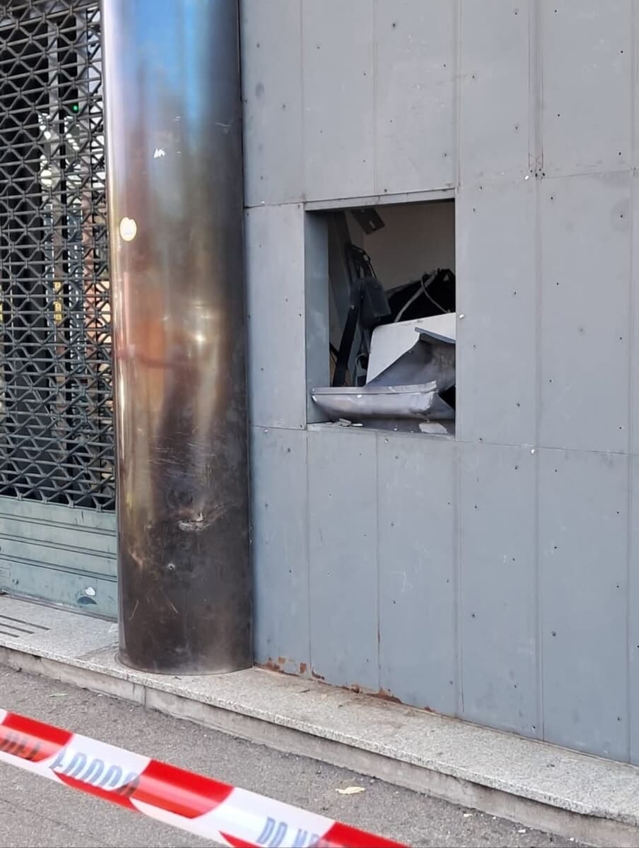 Boato nella notte a Rozzano: assalto con l'esplosivo al bancomat ma il colpo fallisce