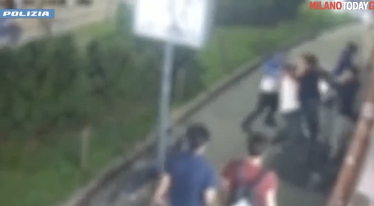 Rapina choc in via Torino: strappano la catenina d'oro a due turisti. Preso anche il quinto. Il video