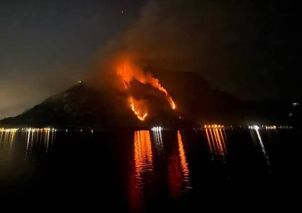 Lecco - Valmadrera: il Monte Moregallo in fiamme, fumo e odore acre fino alla Brianza lecchese - Lombardia - Varese News