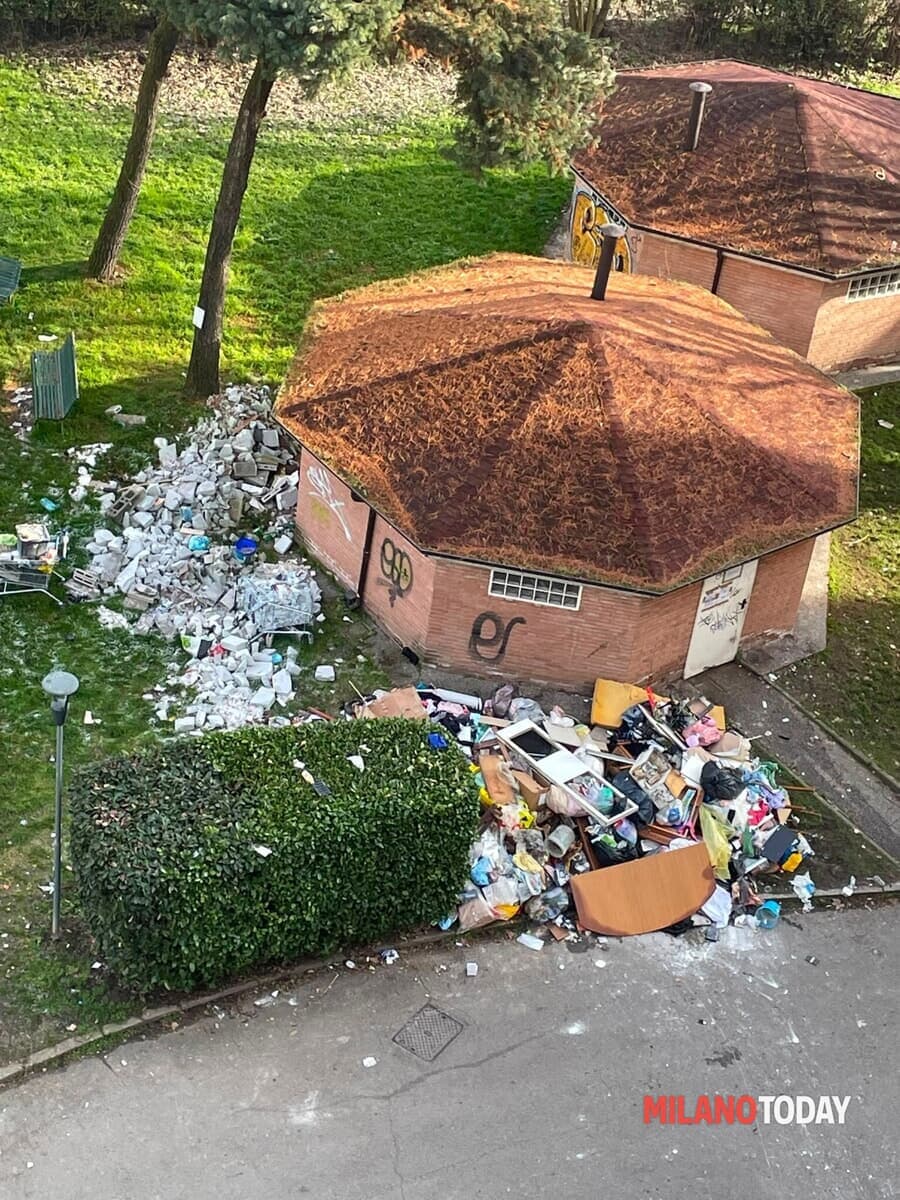 Spazzatura, degrado e intimidazioni. Il quartiere di Milano ostaggio degli abusivi: "Viviamo abbandonati nel terrore"