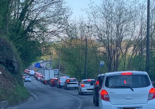 Lettere al direttore - “Lasciati soli per due ore nel traffico dopo l’ingorgo causato dall’incidente di Valganna” - Varese Laghi - Varese News