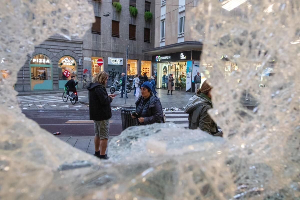 Secondo giorno di scontri in centro. Saccheggiati diversi negozi, petardi contro la polizia. Più di 200 fermati