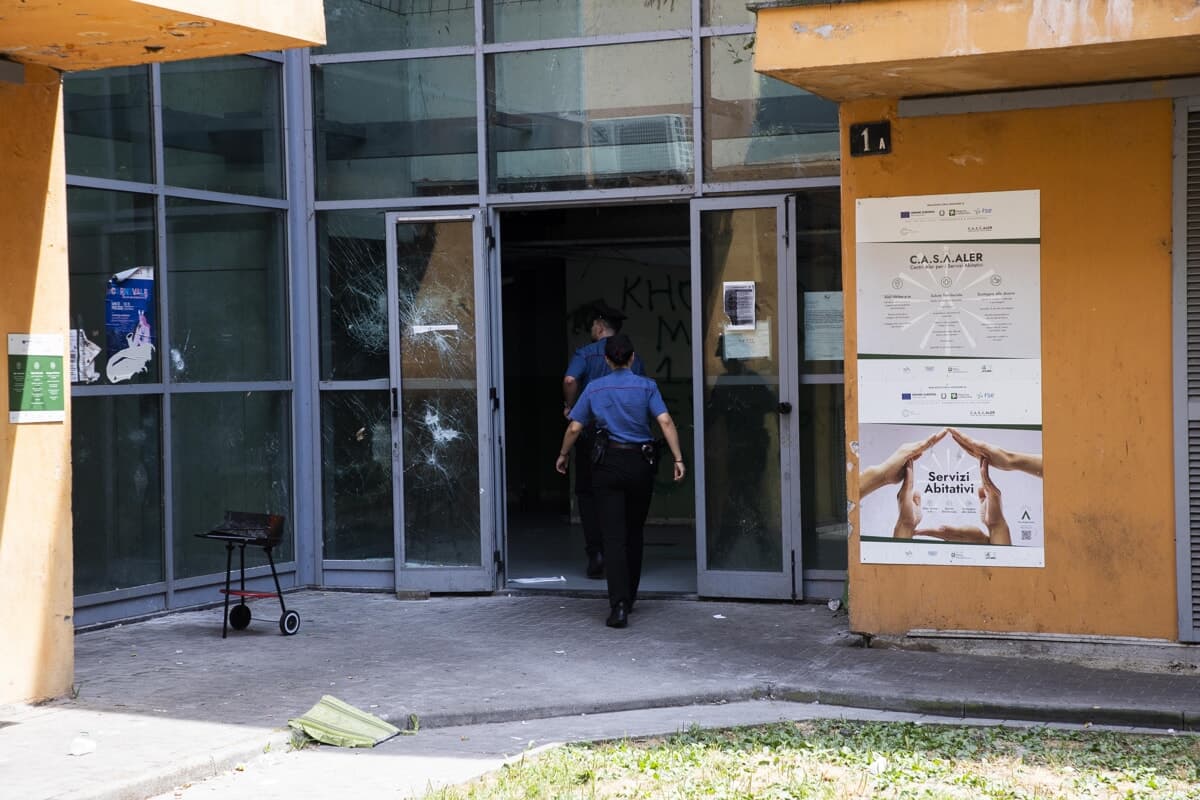 Spari, degrado e occupazioni: imponente operazione interforze nelle case Aler del Gratosoglio