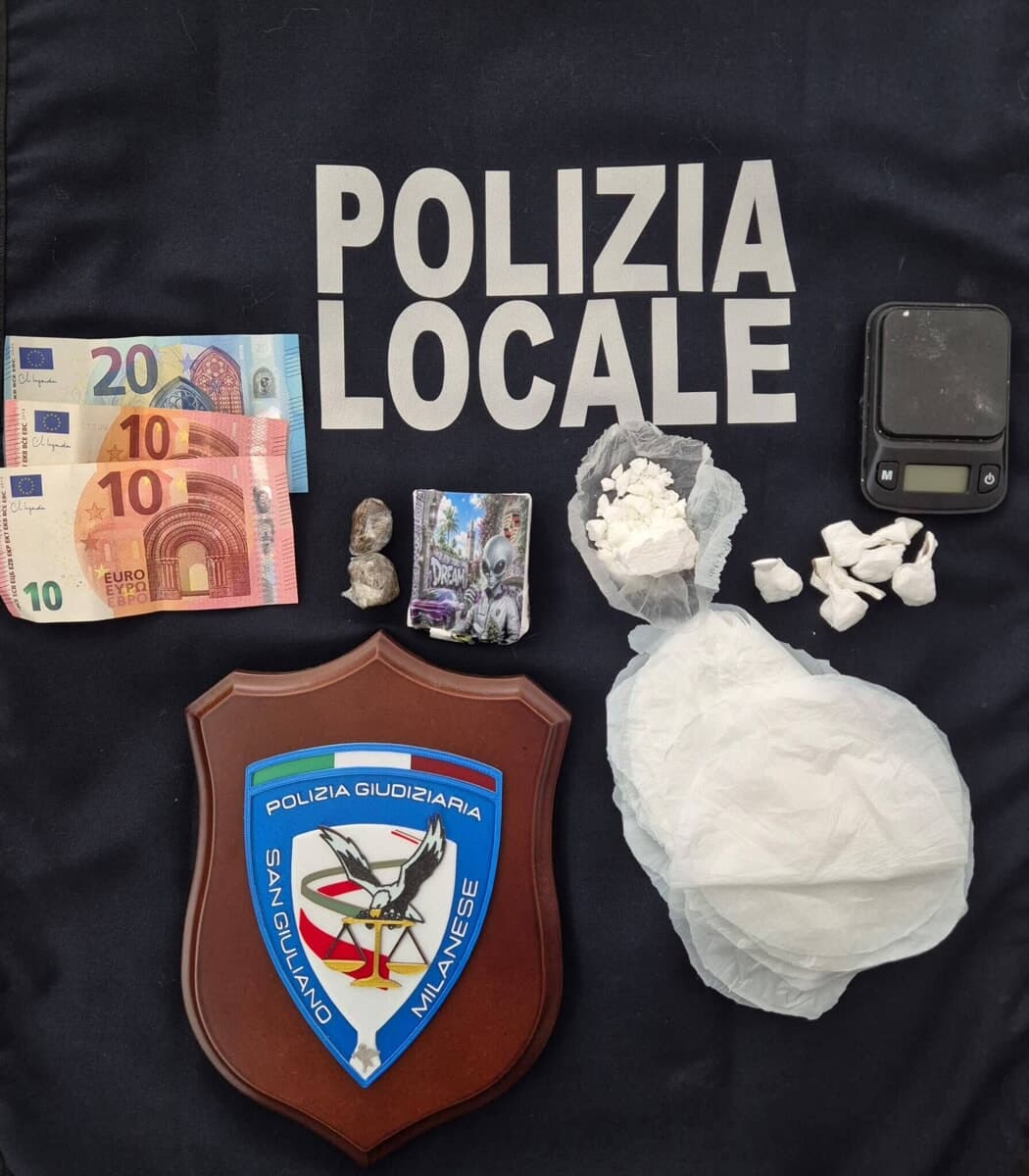 Market della droga a 100 metri dalla polizia locale: due arresti