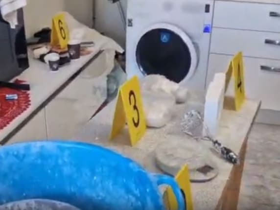 Giussano, il laboratorio dei narcos in una vecchia casa di ringhiera: trovati 23 chili di cocaina purissima, due arrestati
