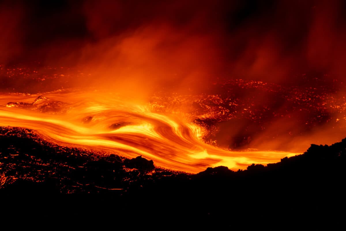 Eruzione dell'Etna, disagi nei cieli siciliani: voli annullati e problemi per i viaggiatori