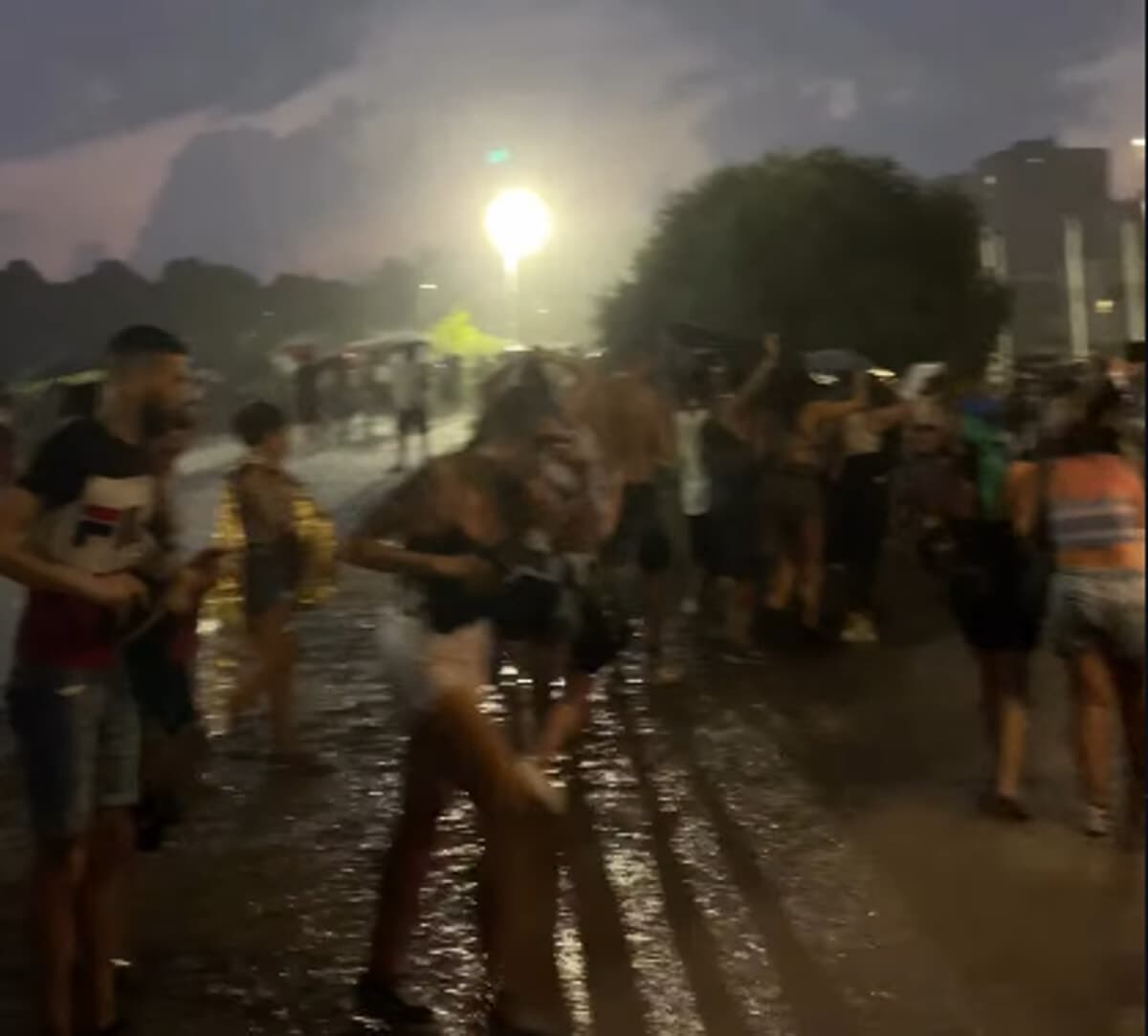 Evacuato il concerto di Bad Bunny per la grandine: diversi spettatori feriti