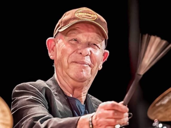 Busto Arsizio, muore sul palco il batterista Gianni Cazzola. Tra i rappresentanti della scena jazz più apprezzati, ha suonato con Billie Holiday e Chet Baker