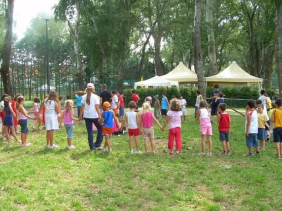 Milano, centri estivi chiusi ad agosto. Il solito rebus per le famiglie: «Pochi posti a prezzi insostenibili»